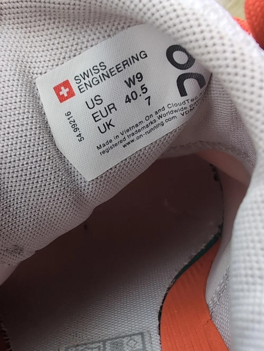 On Running Women's Cloudsurfer 6 Size 9